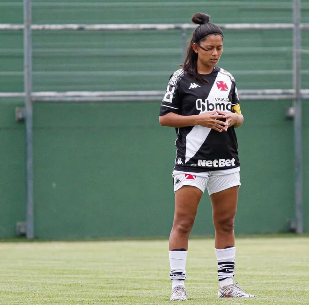 Jogadora do Vasco rasga pipa do Flamengo que caiu no campo durante partida