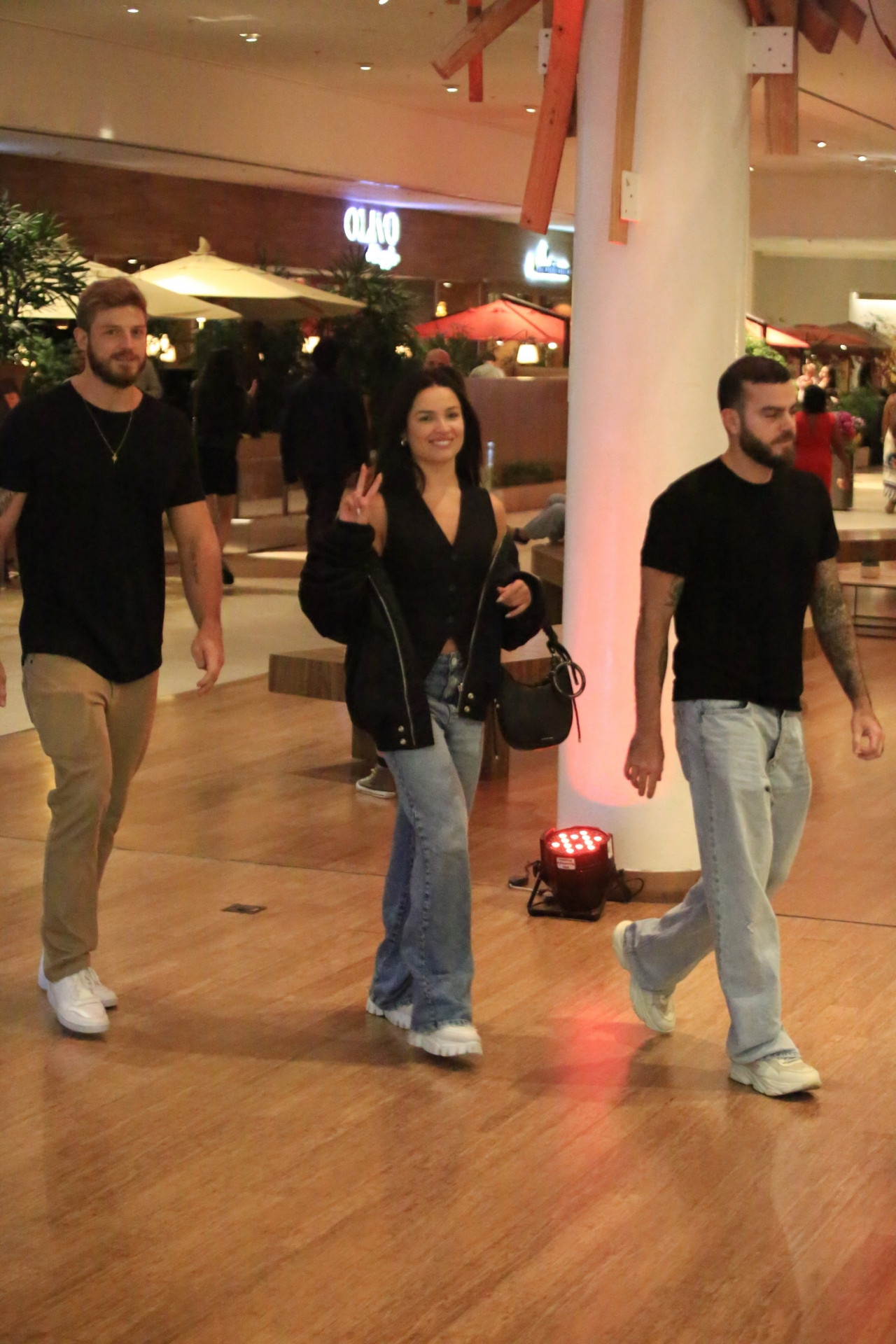 Juliette é clicada ao lado de affair em shopping no Rio - EDDO