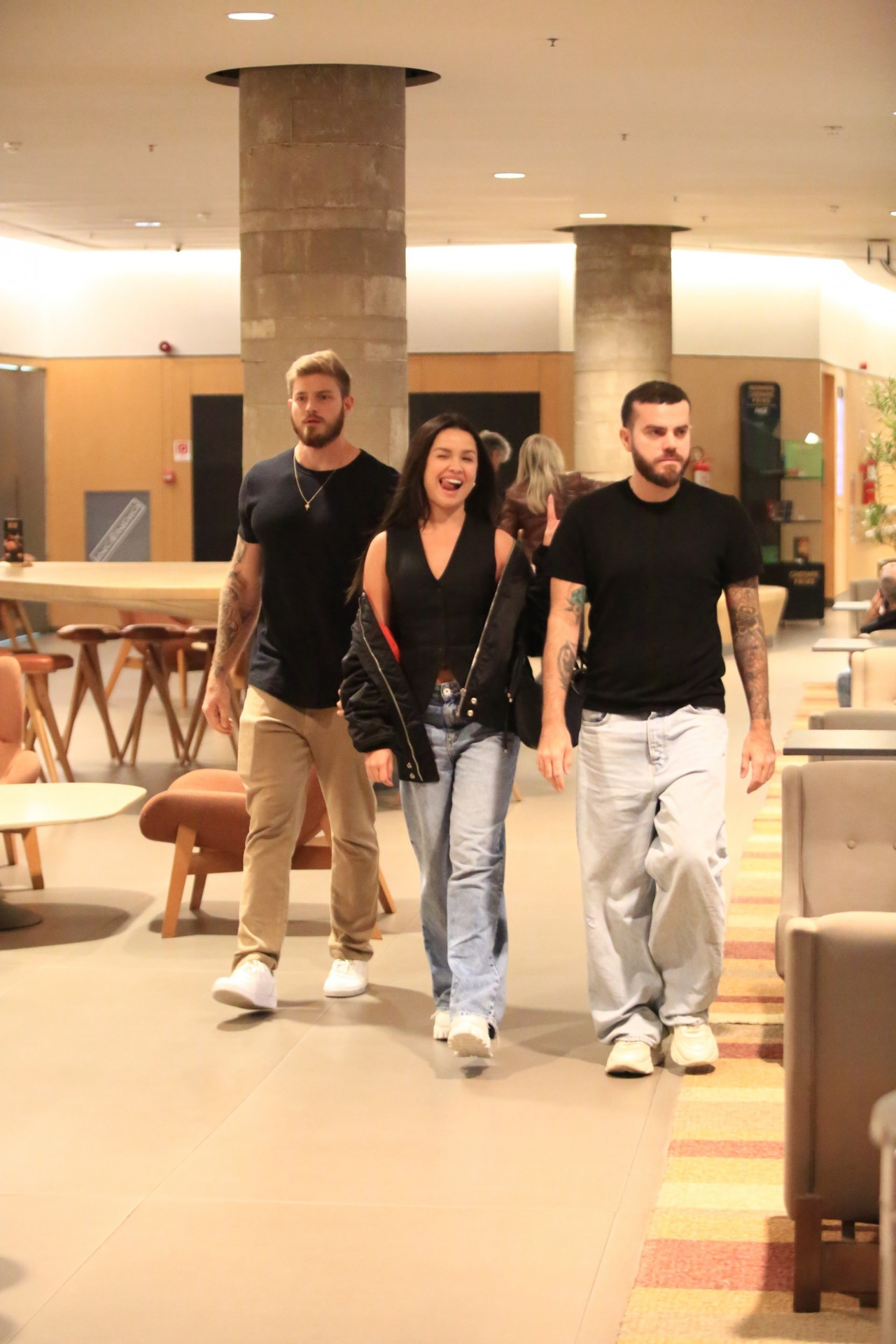 Juliette é clicada ao lado de affair em shopping no Rio - EDDO