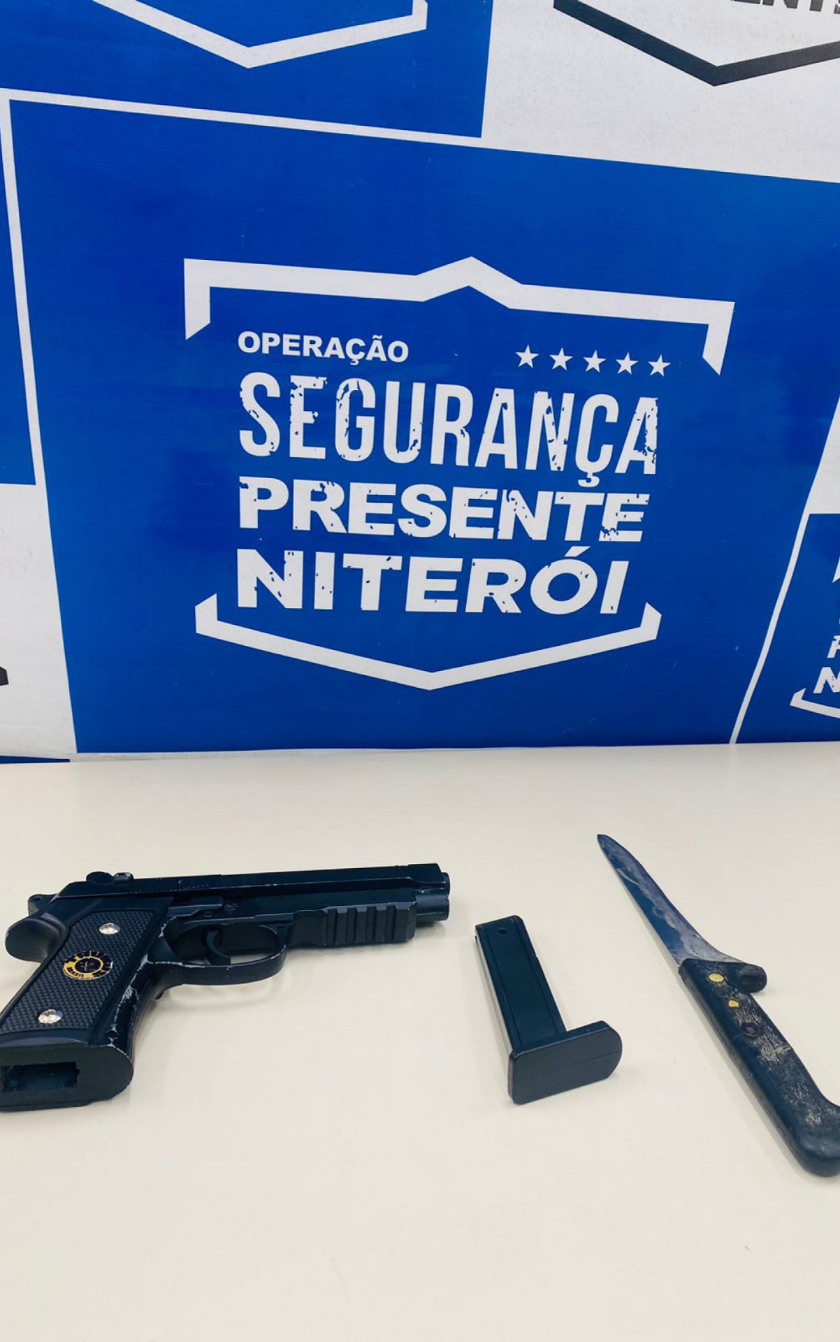 Armas apreendidas com o suspeito no Centro de Niterói - Divulgação / Segov