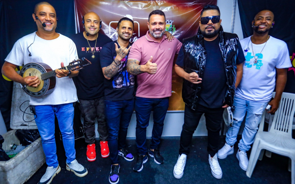 O secretário de Cultura Robson Sarmento (4º da esquerda para a direita) destacou o bom trabalho do grupo Clareou