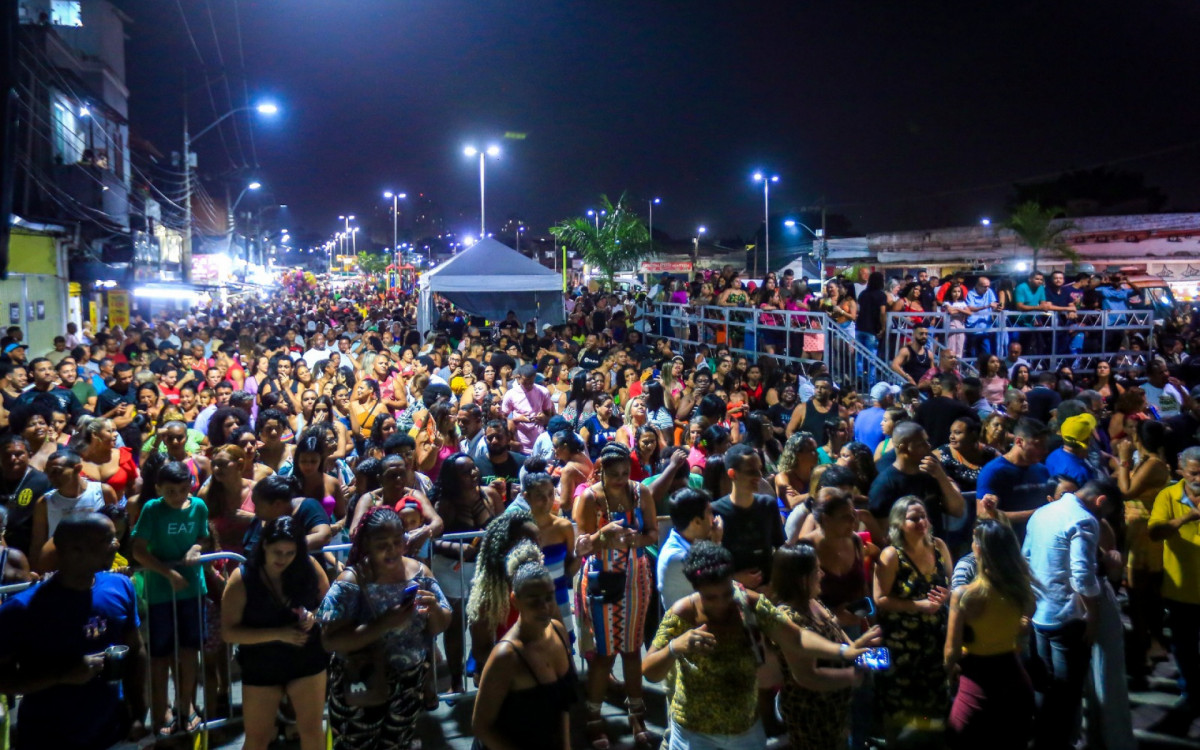 A praça de Heliópolis ficou lotada e o público se divertiu e dançou com as músicas do grupo Clareou