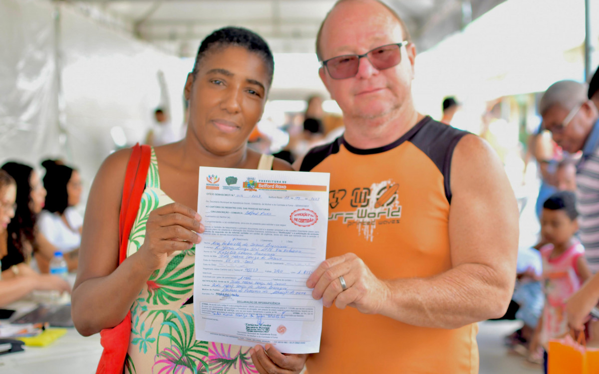 A copeira Ieda Maria Souza de Jesus, 45 e seu marido Rogério Soares Bresciali, 50, aproveitaram o evento para retificar documentos