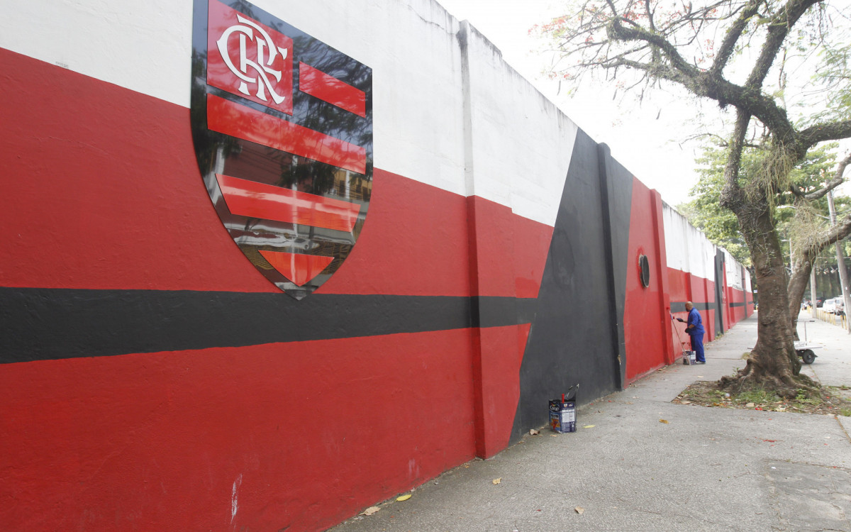 Fachada e muro j&aacute; retocado ap&oacute;s picha&ccedil;&atilde;o com palavras de protestos, da sede do Flamengo, na Gavea. Na foto, funcion&aacute;rio retocando pintura para esconder palavras em protesto por mais um vice campeonato no ano, nesta Segunda-feira (25). - Reginaldo Pimenta / Arquivo O Dia