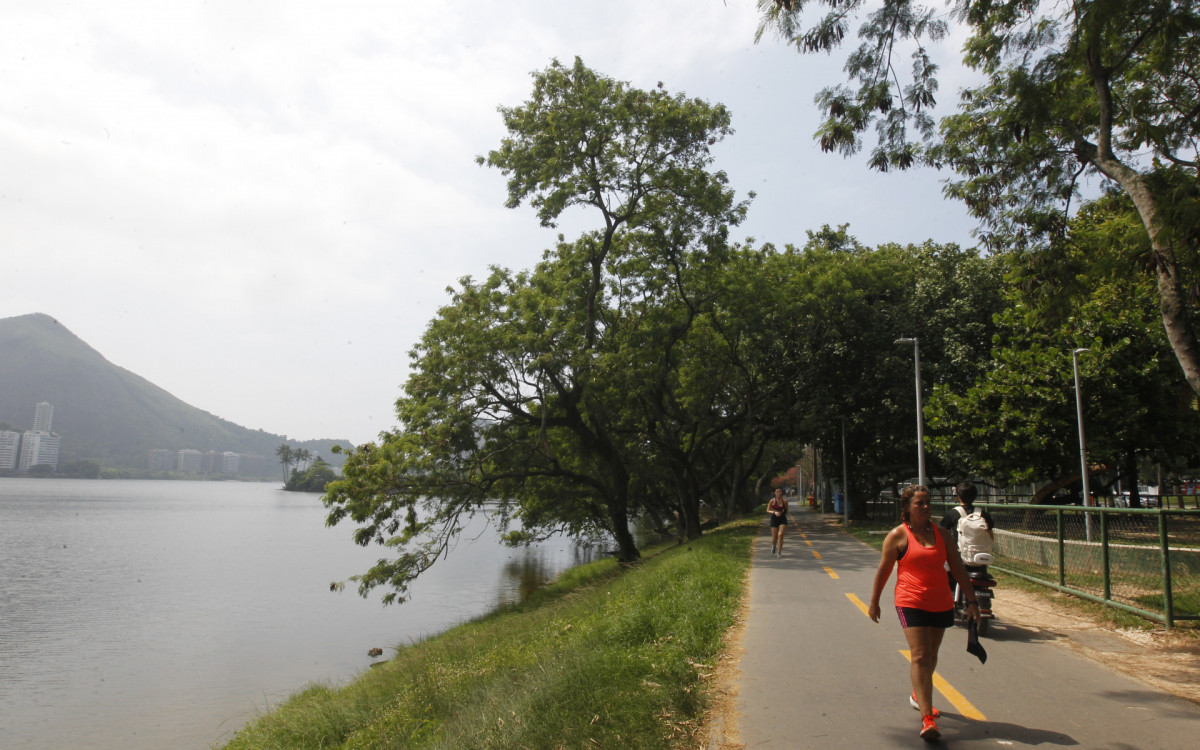 Movimentação na Lagoa Rodrigo de Freitas, na zona sul do Rio de Janeiro, nesta Segunda-feira (25). - Reginaldo Pimenta / Agencia O Dia