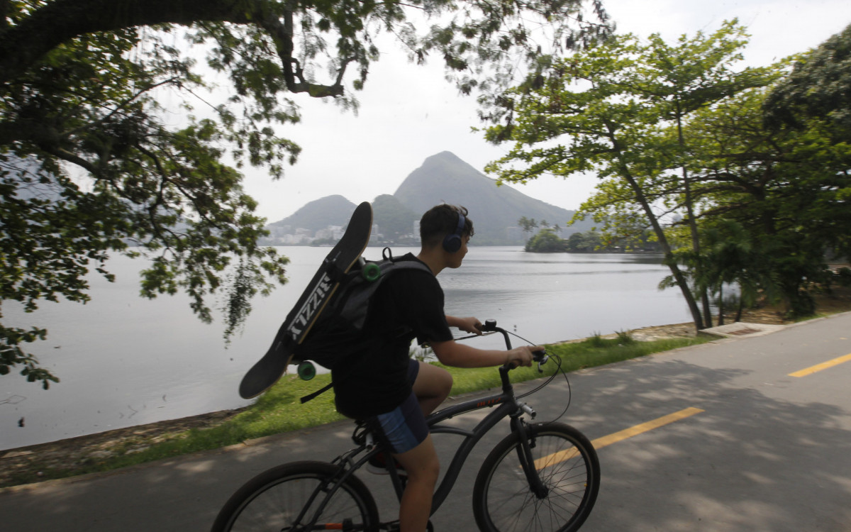 Movimentação na Lagoa Rodrigo de Freitas, na zona sul do Rio de Janeiro, nesta Segunda-feira (25). - Reginaldo Pimenta / Agencia O Dia