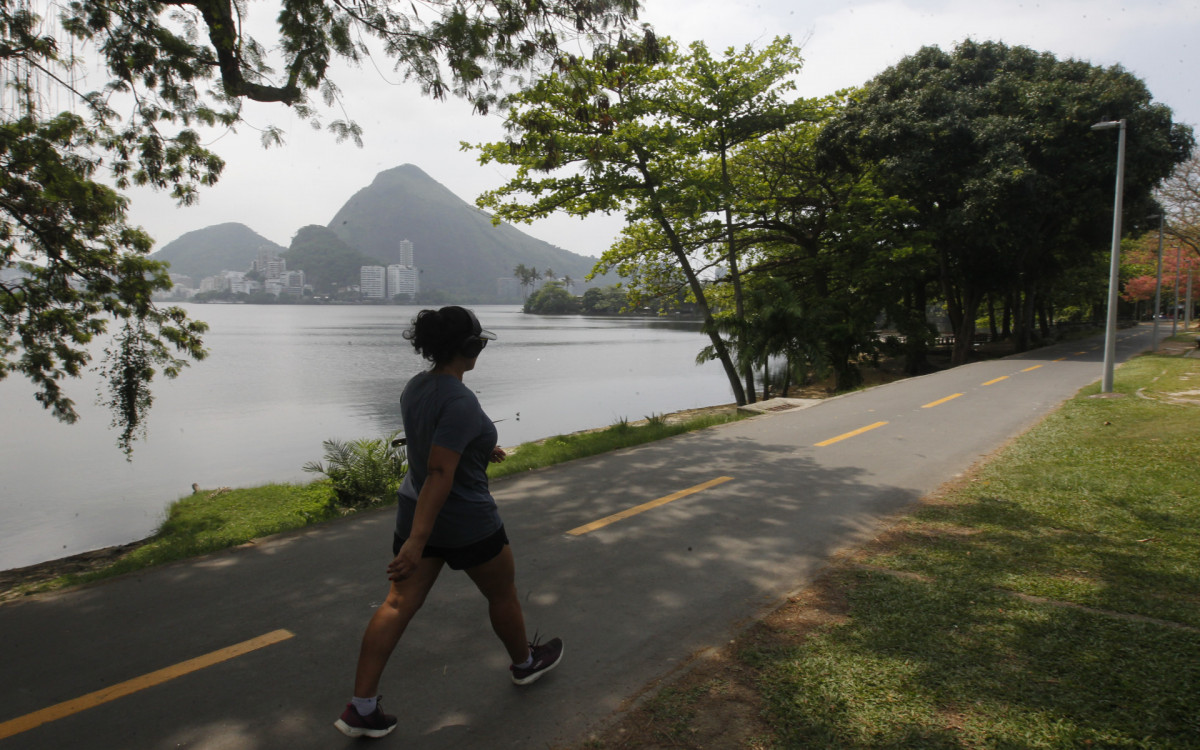 Movimentação na Lagoa Rodrigo de Freitas, na zona sul do Rio de Janeiro, nesta Segunda-feira (25). - Reginaldo Pimenta / Agencia O Dia