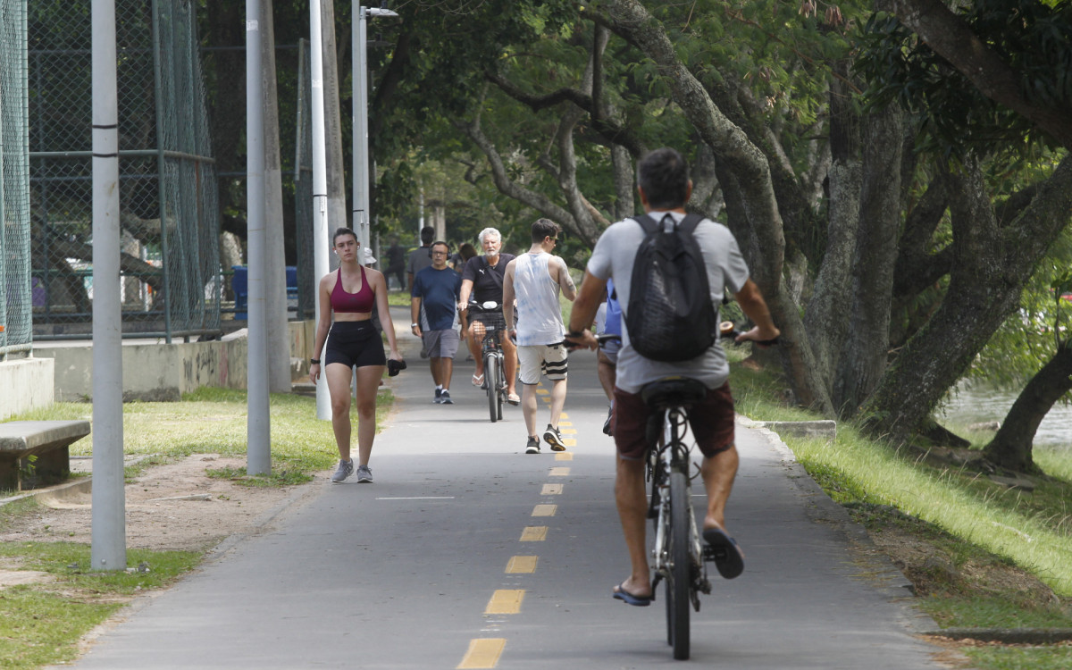 Movimentação na Lagoa Rodrigo de Freitas, na zona sul do Rio de Janeiro, nesta Segunda-feira (25). - Reginaldo Pimenta / Agencia O Dia