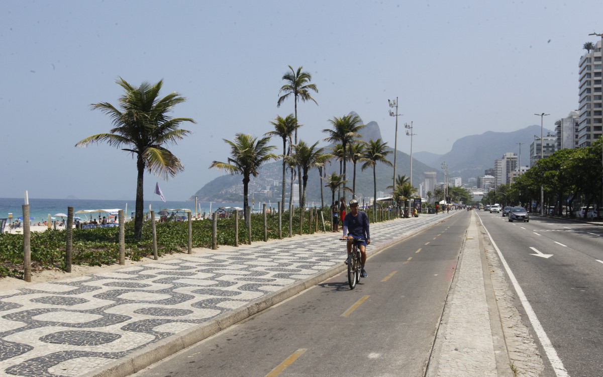 Movimentação na praia de Ipanema, Rio de Janeiro, nesta Segunda-feira (25). - Reginaldo Pimenta / Agencia O Dia