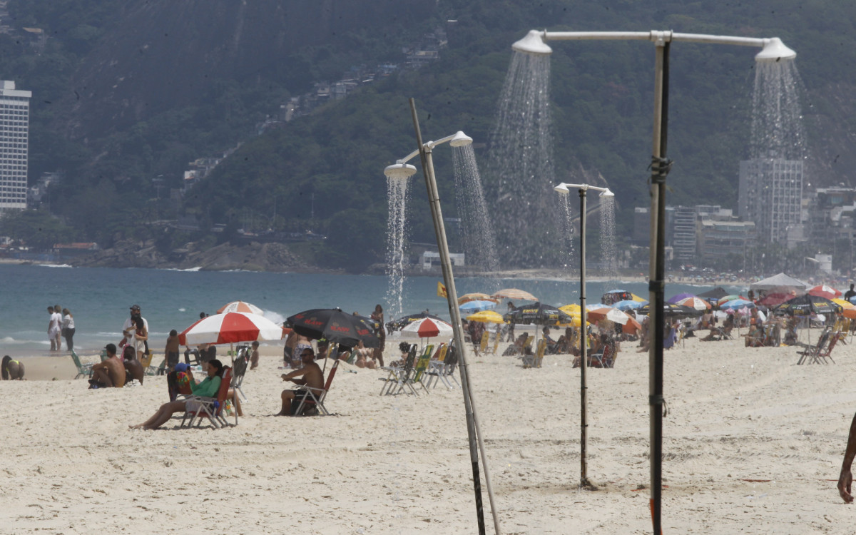 Movimentação na praia de Ipanema, Rio de Janeiro, nesta Segunda-feira (25). - Reginaldo Pimenta / Agencia O Dia