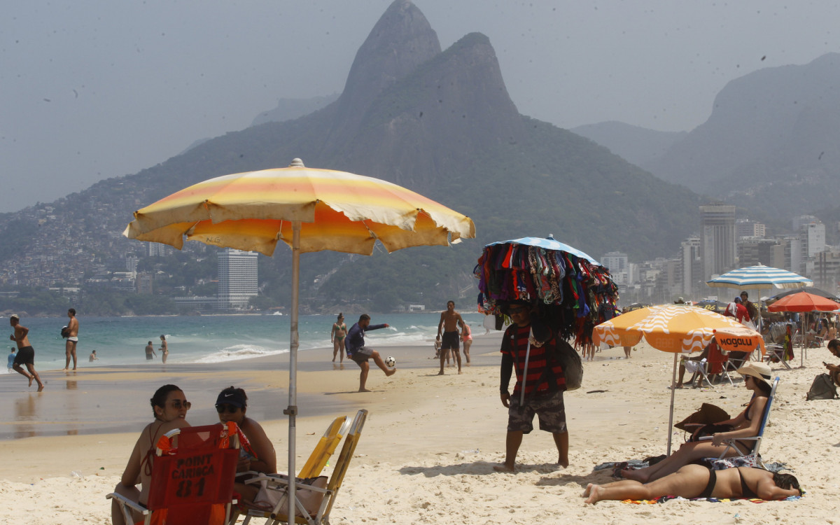 Movimentação na praia de Ipanema, Rio de Janeiro, nesta Segunda-feira (25). - Reginaldo Pimenta / Agencia O Dia