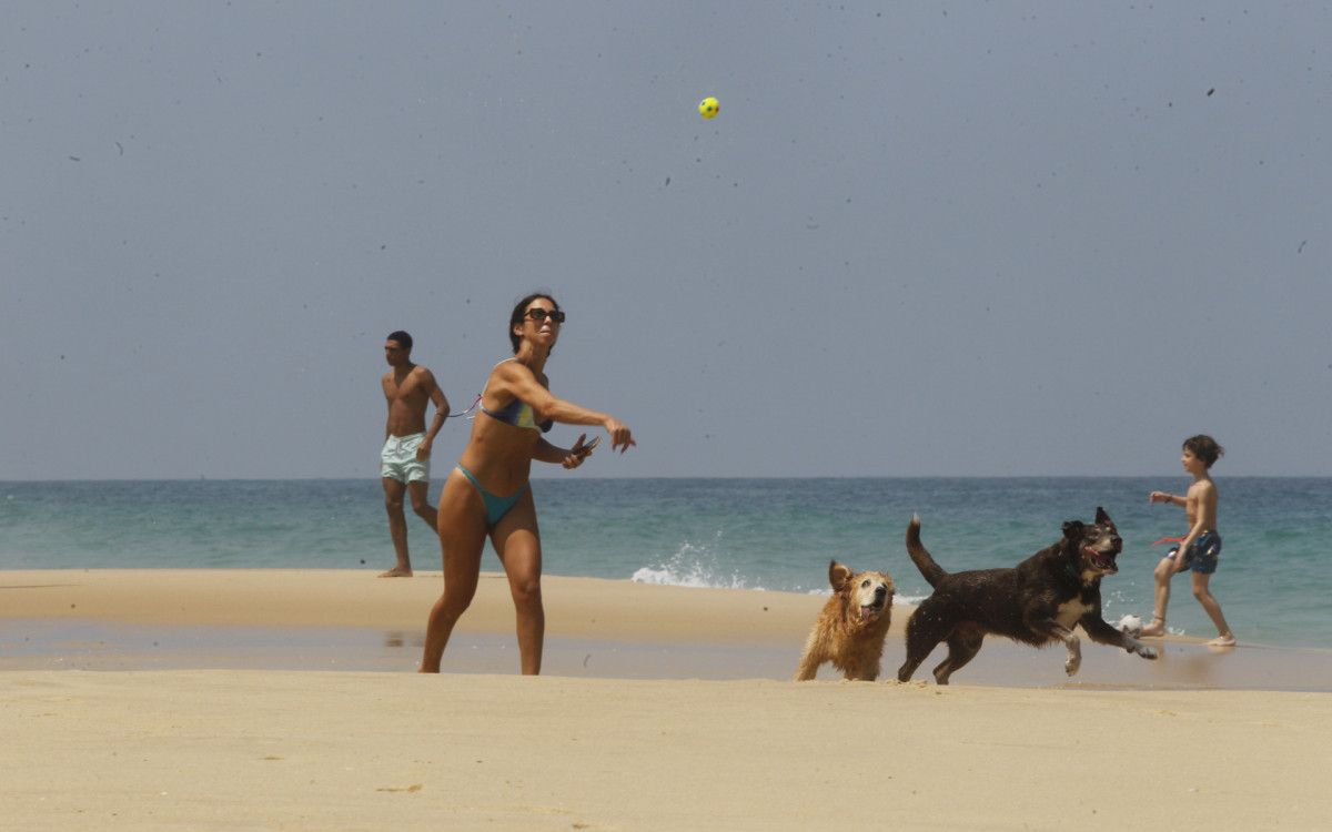 Movimentação na praia de Ipanema, Rio de Janeiro, nesta Segunda-feira (25). - Reginaldo Pimenta / Agencia O Dia