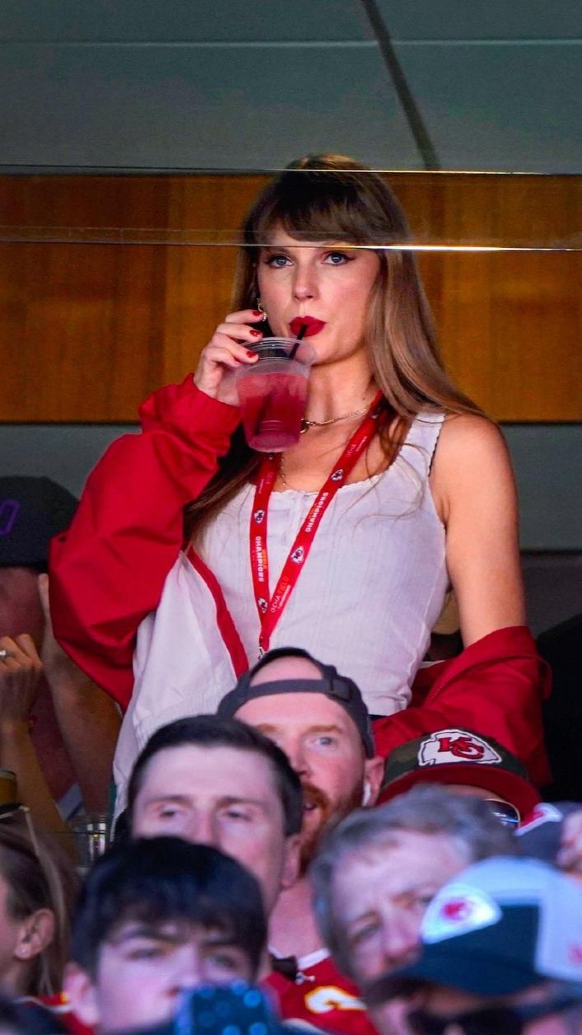 Durante a partida, Taylor foi vista no meio da torcida ao lado da m&atilde;e do atleta, Donna Kelce - Reprodu&ccedil;&atilde;o / Instagram 