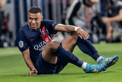 Treinador do PSG tranquiliza sobre lesão de Mbappé: 'Não foi sério'