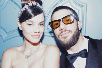 Chay Suede compartilha fotos da festa de debutante de Laura Neiva