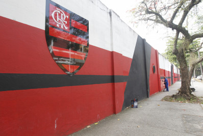 Torcedores do Flamengo picham muro da Gávea depois de derrota pelo Brasileiro