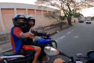 Vídeo: motociclista é assaltado por criminosos armados na Zona Norte