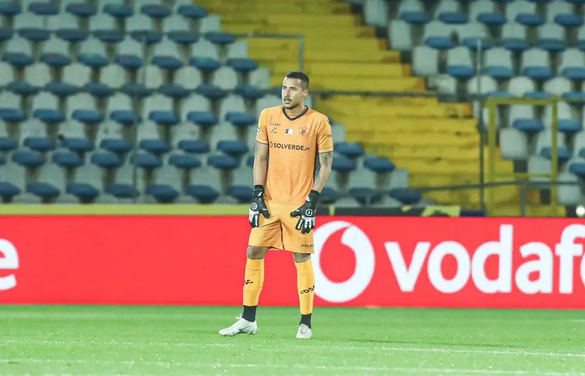 Ex-goleiro do Flamengo quebra recorde em Portugal