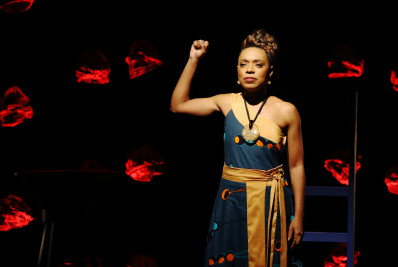 Atriz Vilma Melo enaltece poder da mulher preta com monólogo 'Mãe de Santo'