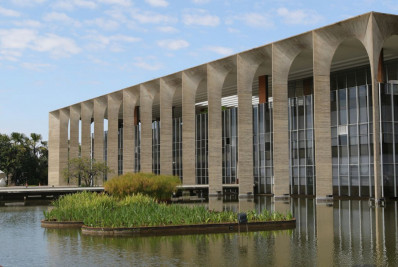 Embaixada do Brasil monitora tensão após brasileiros terem sido feridos em ataque no Líbano
