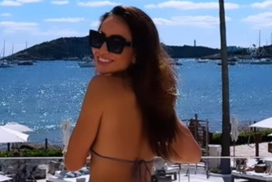 Em Ibiza para o casamento de Ronaldo, Sabrina Sato exibe corpão de biquíni