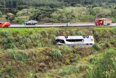 Ônibus com 52 passageiros capota na BR-116; uma mulher morre e outras 14 pessoas ficam feridas