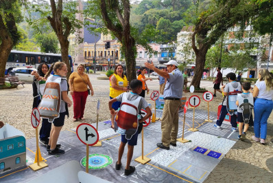Semana Nacional do Trânsito: ação na Praça Dom Pedro reúne crianças da Escola Monsenhor Gentil