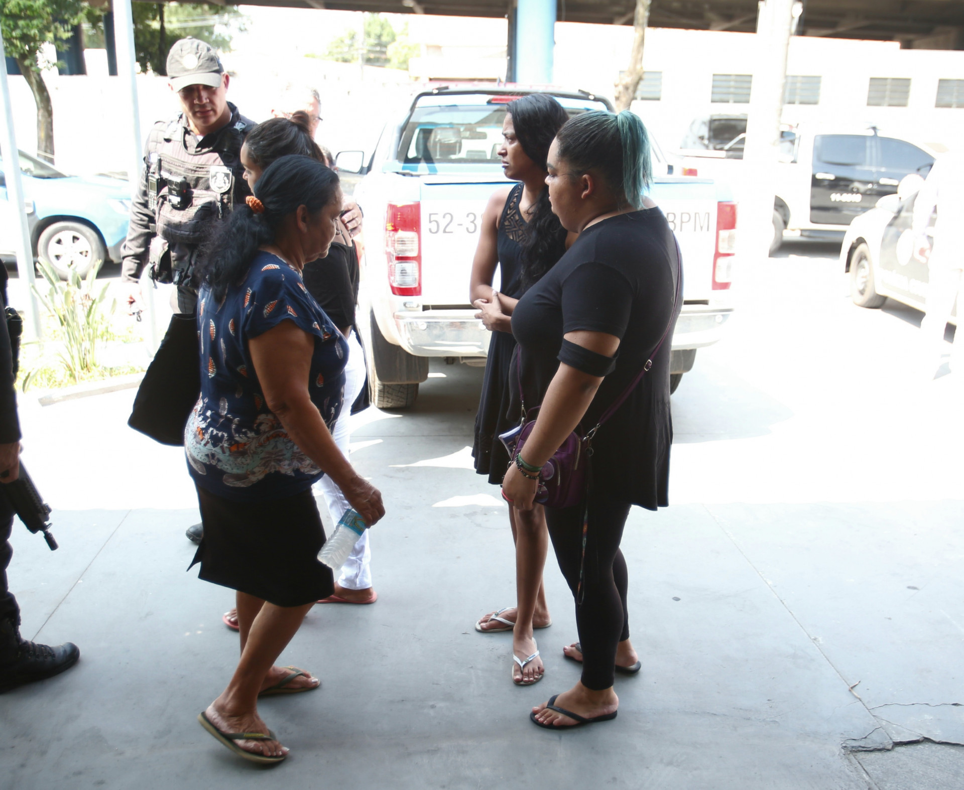 Nayla Maria da Silva ( vestido preto) vai &agrave; 35&ordf; DP (Campo Grande) denunciar o filho mais velho de Davi Souza Miranda, nesta segunda-feira (25) - Cl&eacute;ber Mendes/Ag&ecirc;ncia O Dia