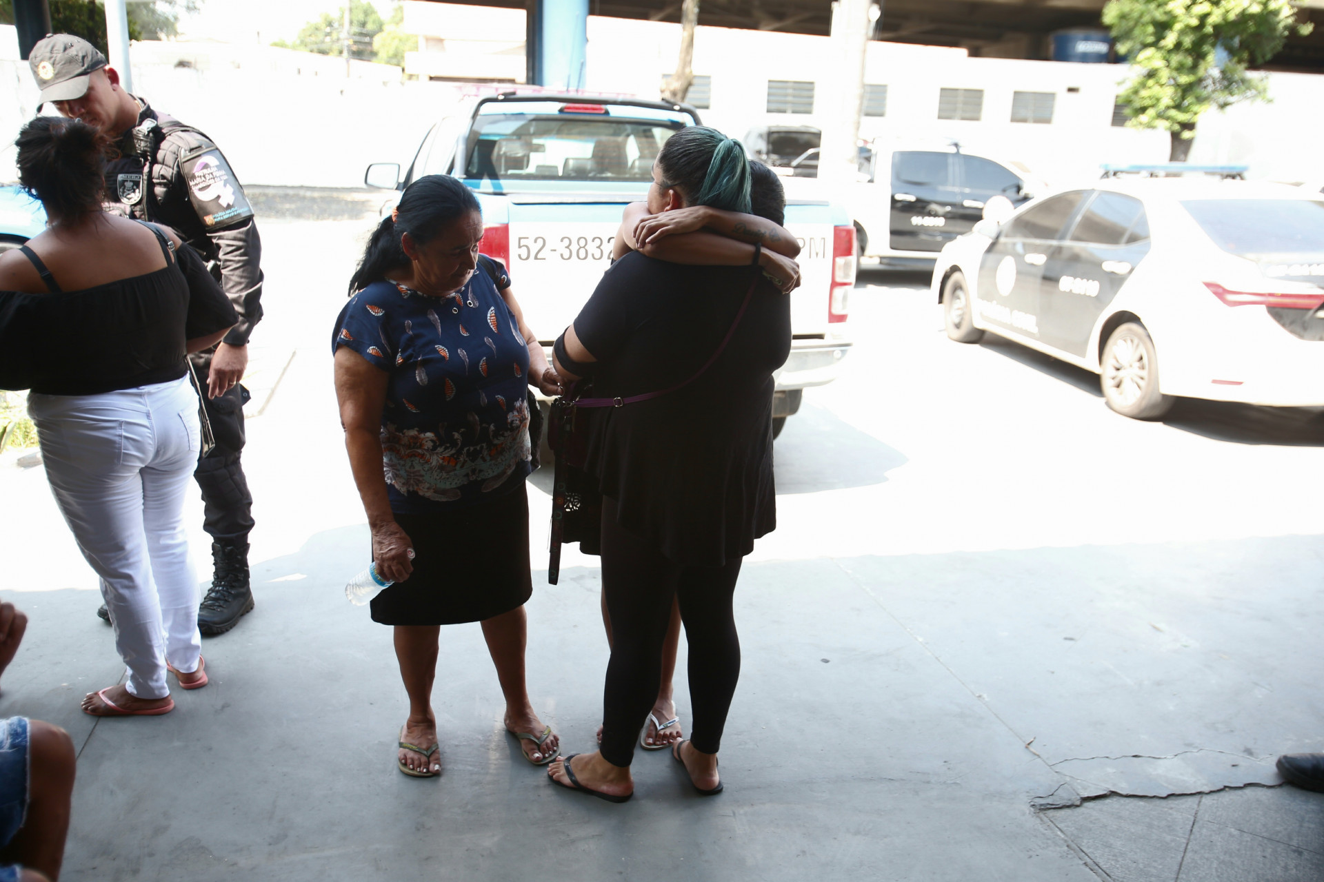 Nayla Maria da Silva ( vestido preto) vai &agrave; 35&ordf; DP (Campo Grande) denunciar o filho mais velho de Davi Souza Miranda, nesta segunda-feira (25) - Cl&eacute;ber Mendes/Ag&ecirc;ncia O Dia