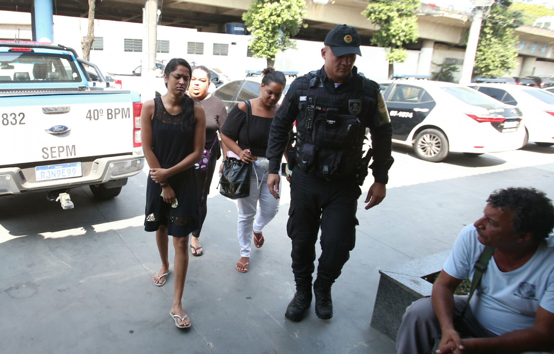 Nayla Maria da Silva ( vestido preto) vai &agrave; 35&ordf; DP (Campo Grande) denunciar o filho mais velho de Davi Souza Miranda, nesta segunda-feira (25) - Cl&eacute;ber Mendes/Ag&ecirc;ncia O Dia