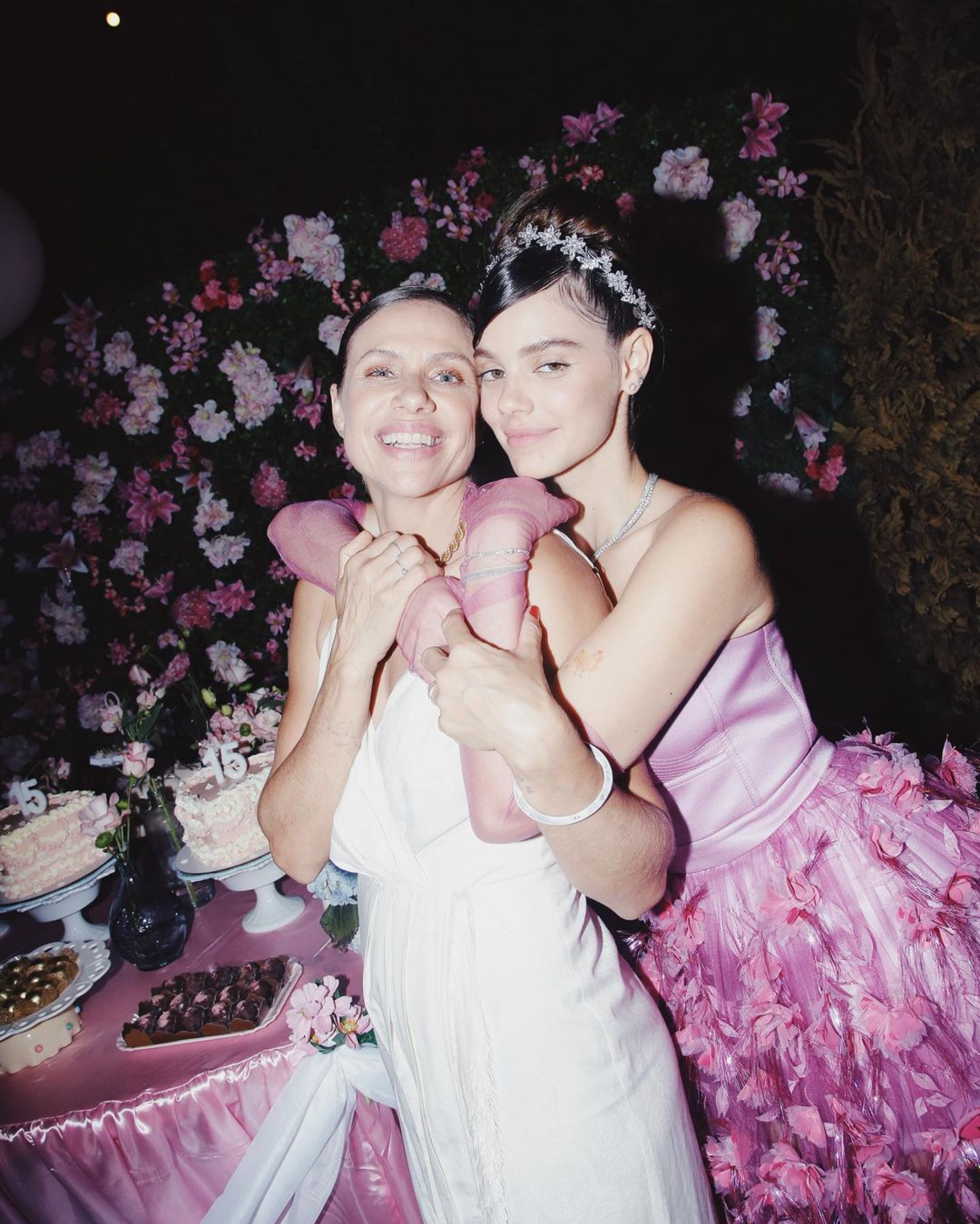 Laura Neiva comemora seus 30 anos com festa de debutante - Reprodução Internet