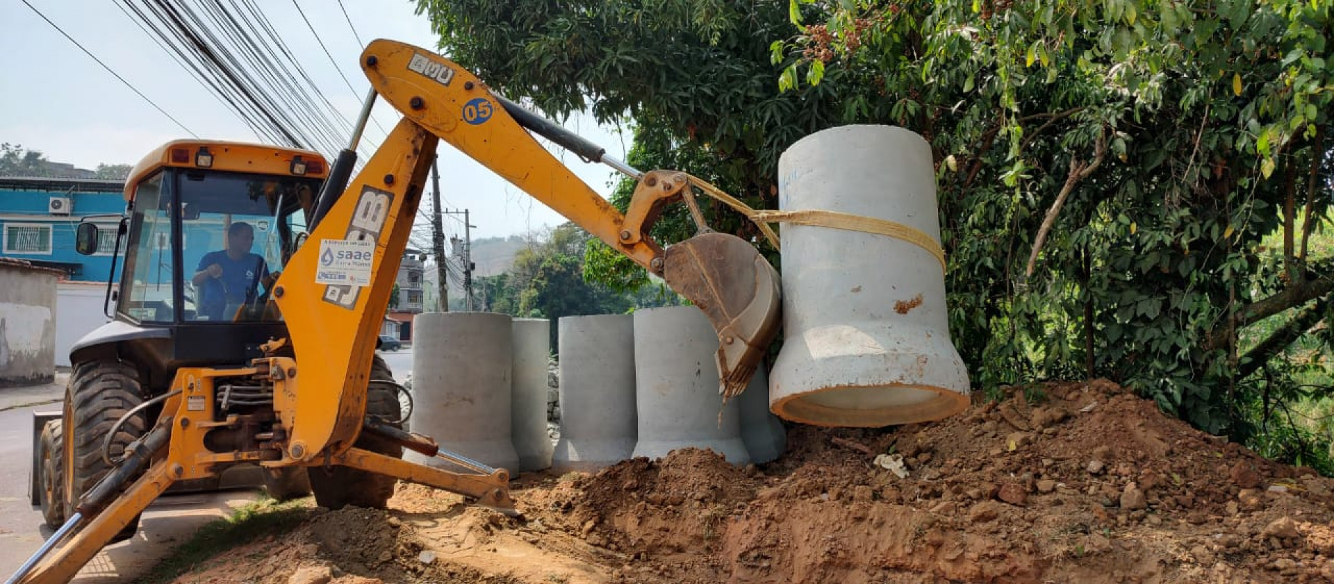 Serviço inclui construção de 20 metros de rede de águas pluviais, na Rua Risoleta Neves, nas proximidades do Rio Bananal