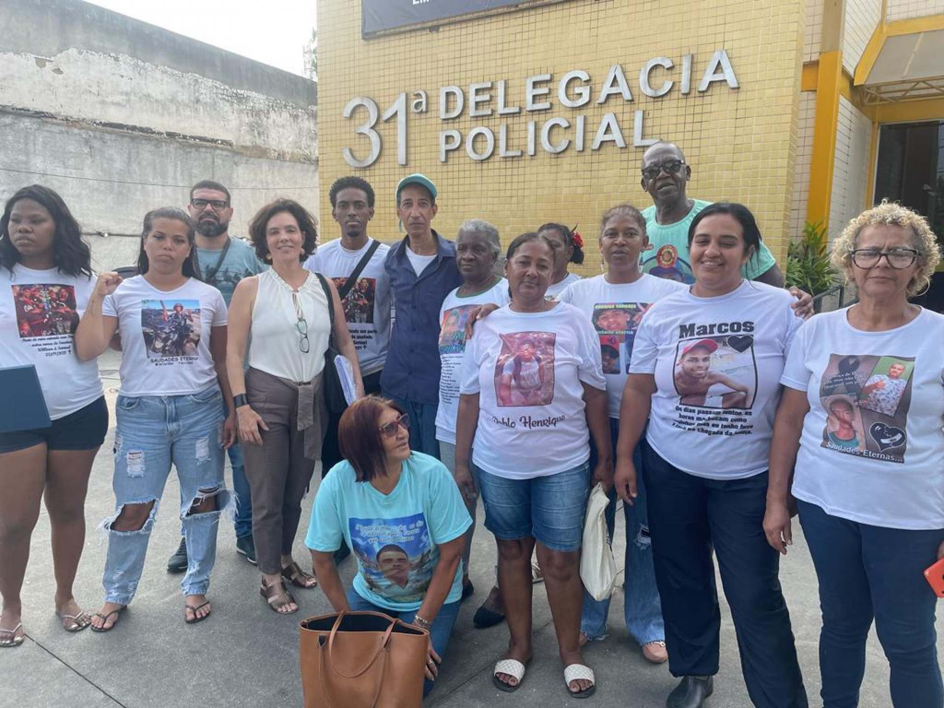 Parentes de Willian e Samuel, além de outras vítimas da violência em ações policiais realizaram um protesto em frente a 31ª DP (Ricardo Albuquerque) - Divulgação
