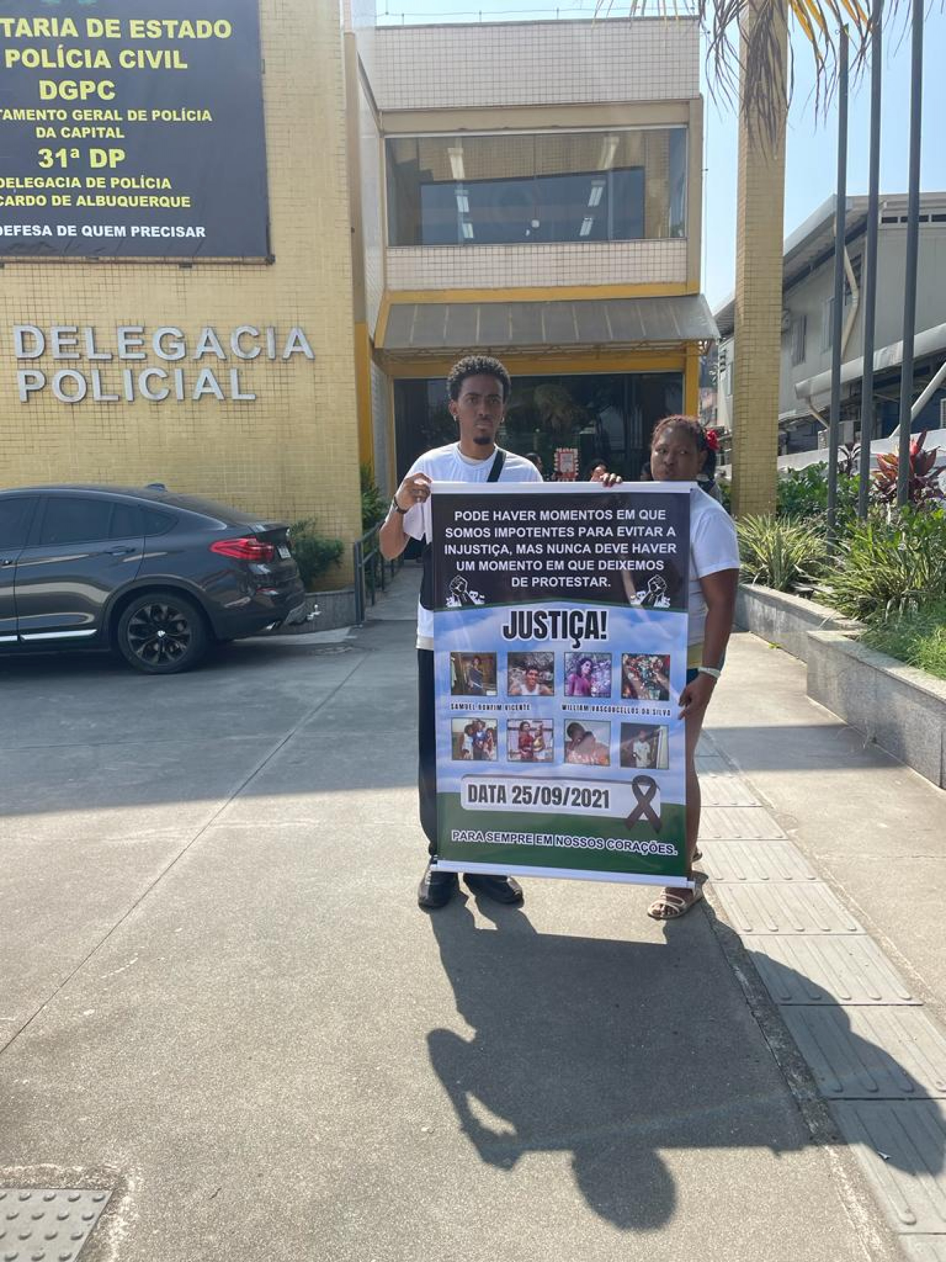 Na foto, a família de Willian e Samuel segurando um cartaz pedindo por justiça - Divulgação