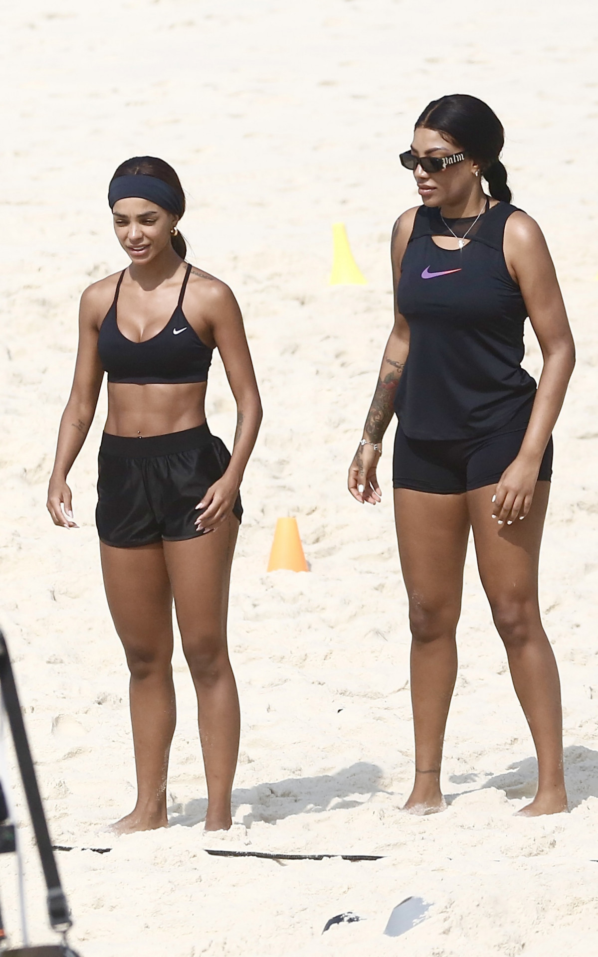 Ludmilla participa de treino de futevôlei na Praia da Barra da Tijuca, na Zona Oeste do Rio, na manhã desta terça-feira