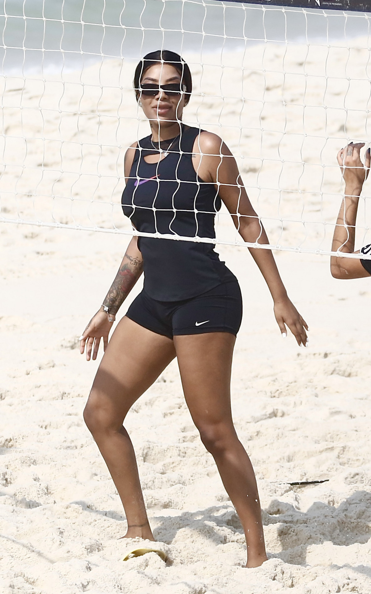 Ludmilla participa de treino de futevôlei na Praia da Barra da Tijuca, na Zona Oeste do Rio, na manhã desta terça-feira