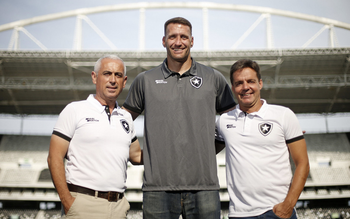Eduardo Oliveira, técnico do Botafogo Sub-20, entre João Costa (E) e Tiano Gomes