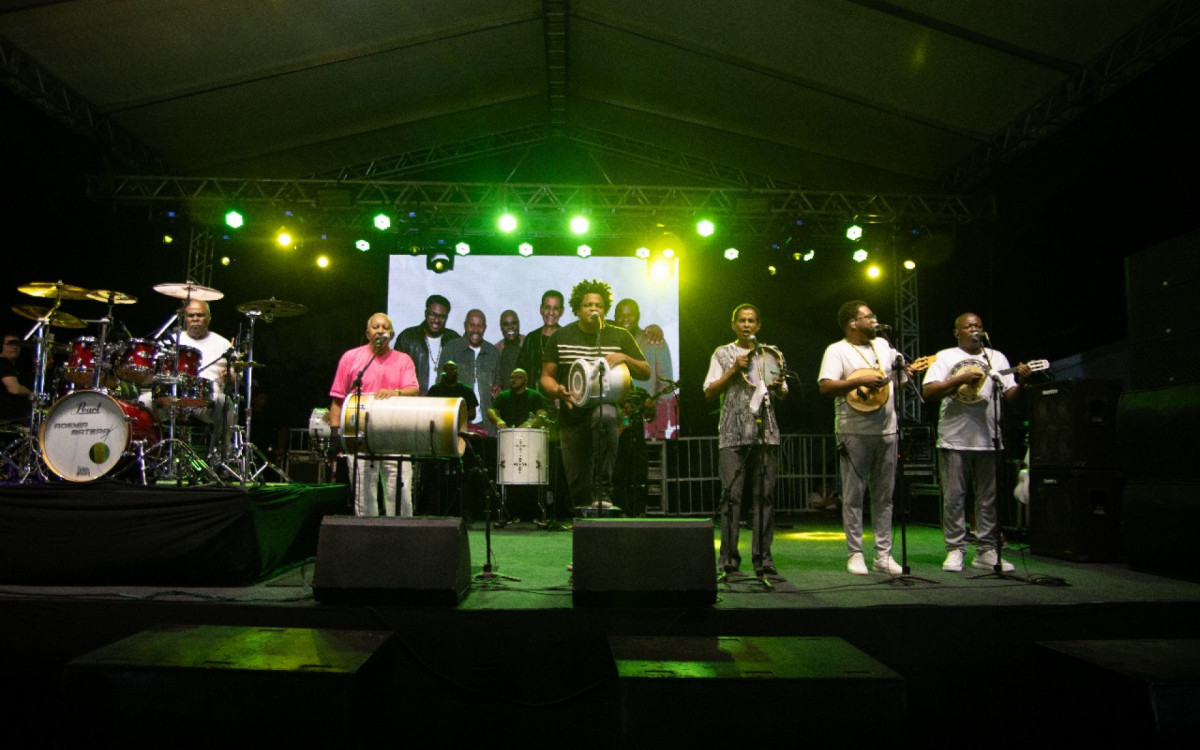 O Fundo de Quintal atraiu os nilopolitanos com muitos sucessos de sambas famosos do grupo