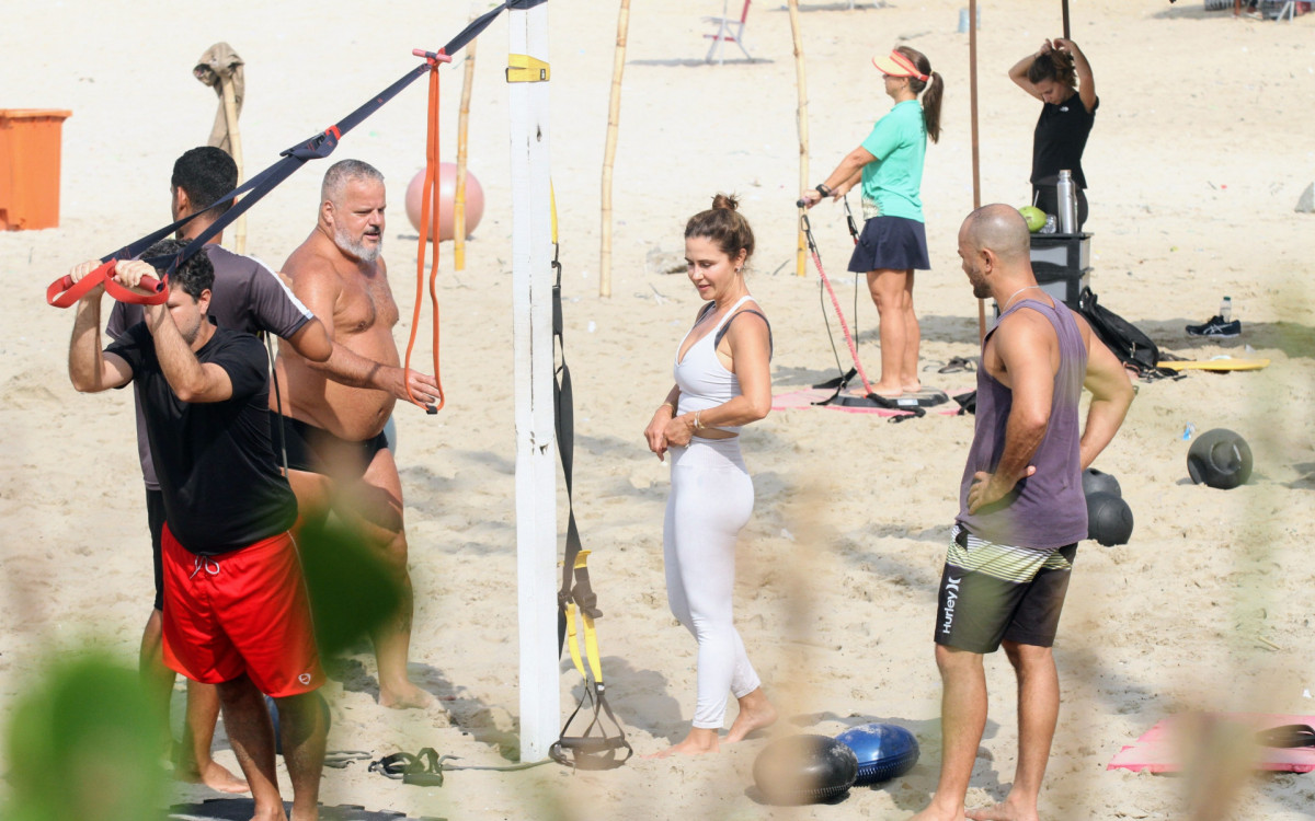 Guilhermina Guinle pratica exercícios na Praia de Ipanema, na Zona Sul do Rio, na manhã desta terça-feira