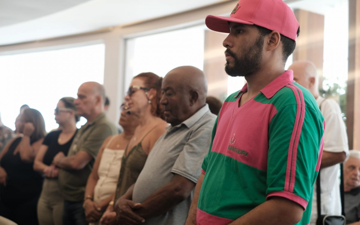 Familiares, amigos e personalidades homenageiam carnavalesco Max Lopes durante velório em Niterói