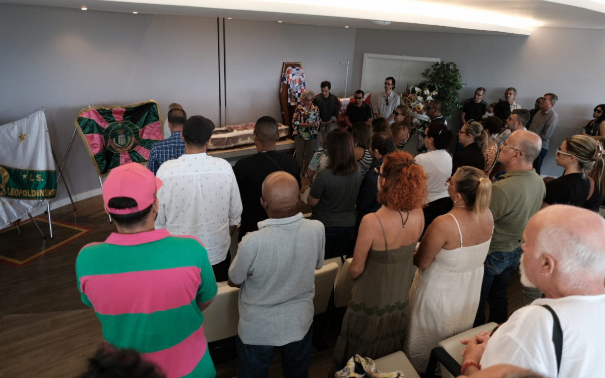 Familiares, amigos e personalidades homenageiam carnavalesco Max Lopes durante velório em Niterói - Pedro Ivo/Agência O Dia