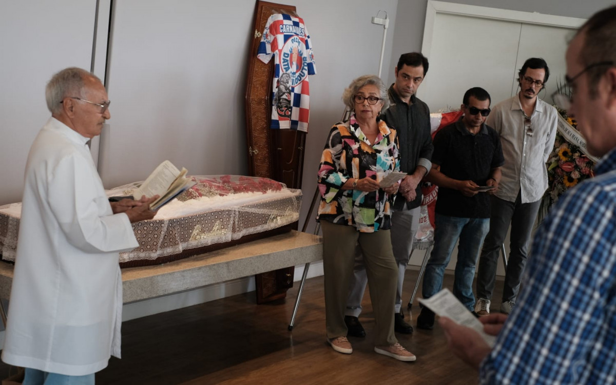 Familiares, amigos e personalidades homenageiam carnavalesco Max Lopes durante velório em Niterói