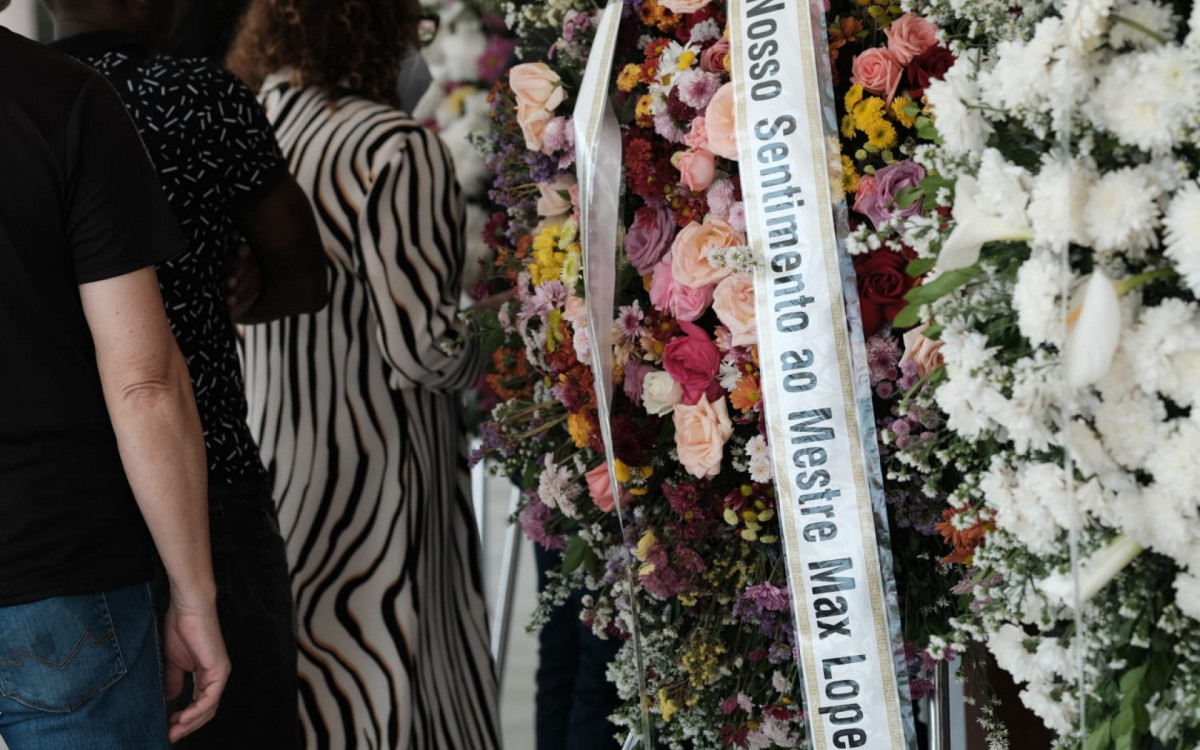 Familiares, amigos e personalidades homenageiam carnavalesco Max Lopes durante velório em Niterói