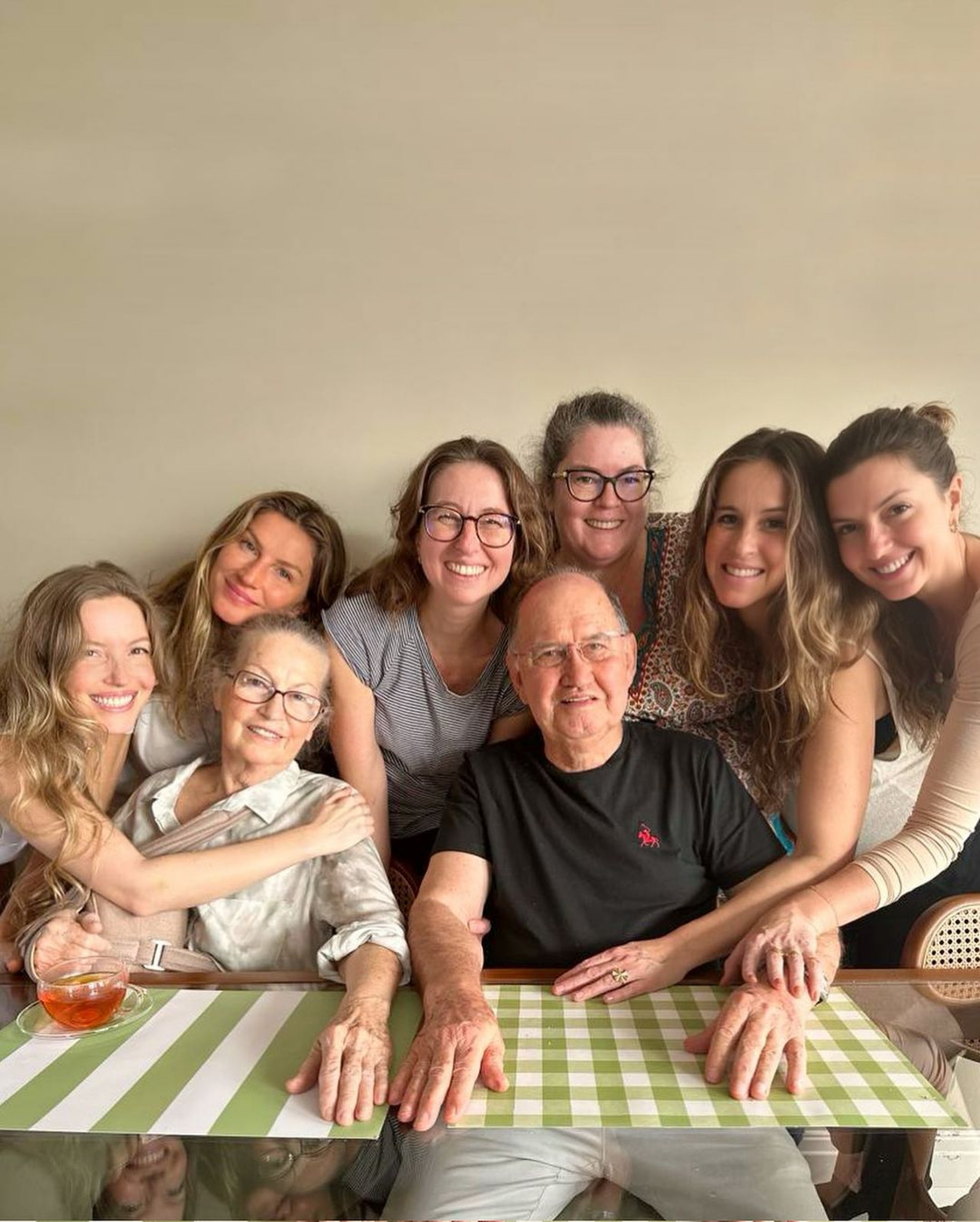 Gisele Bundchen, suas irm&atilde;s, Patr&iacute;cia, Graziela, Rafaela, Gabriela, Raquel e seus pais, Vania e Valdir - Reprodu&ccedil;&atilde;o/Instagram