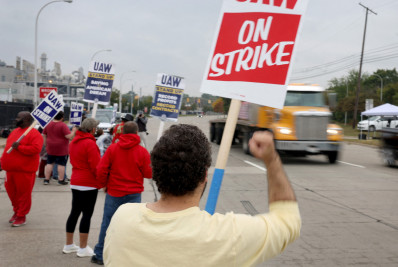Biden e Trump visitam grevistas do setor automotivo nos EUA