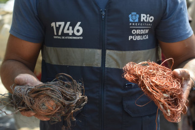 Agentes apreendem 20 quilos de cobre em ferro-velho ilegal na Zona Sul