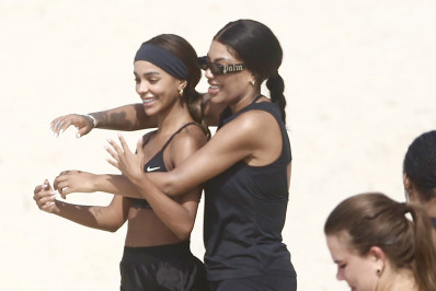 Ludmilla troca carinhos com a mulher durante treino de futevôlei na praia