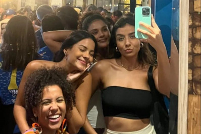 Solteira, Bella Campos se diverte com amigas em noitada no Rio