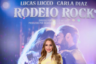 Carla Diaz e mais artistas marcam presença na pré-estreia de filme no Rio