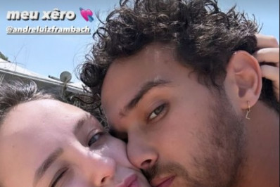 Larissa Manoela e André Luiz Frambach curtem dia de praia